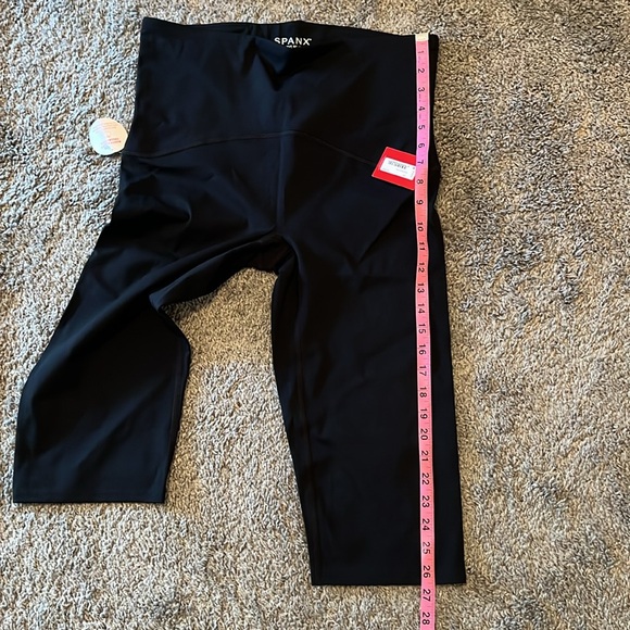 Spanx Booty Boost® Active Knee Leggings capri length - Picture 11 of 11